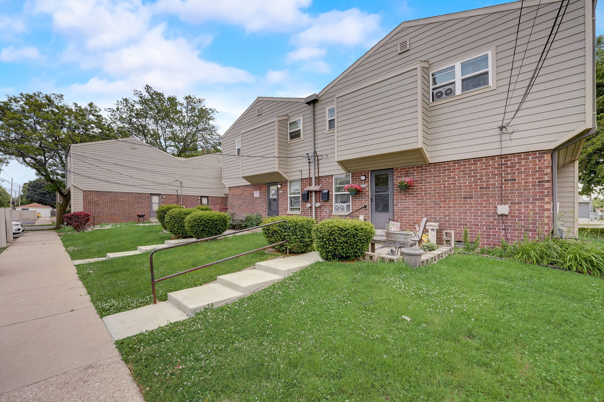 30125-web-or-mls-S 64th St 67526-025.jpg